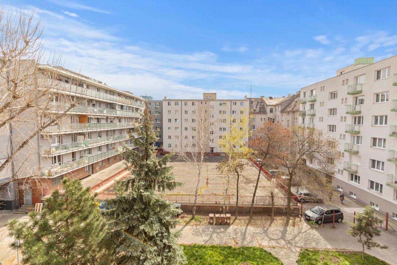 Lam Concrete - Ac - Balcony Lägenhet Bratislava Exteriör bild